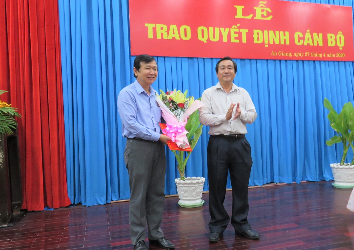 Trao-quyet-dinh-dc-Hoa.jpg