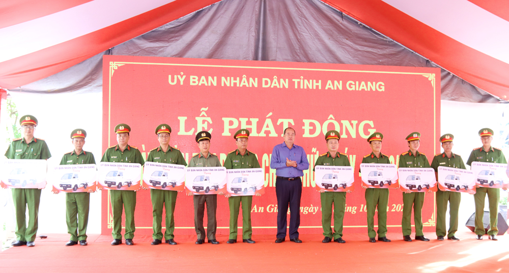 Xã hội - An Giang: Trao 11 xe tải và 22 máy bơm cho...