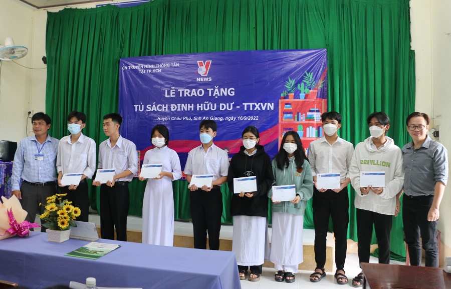 Truyenhinh-TTXVN-tangqua-cp-6.JPG