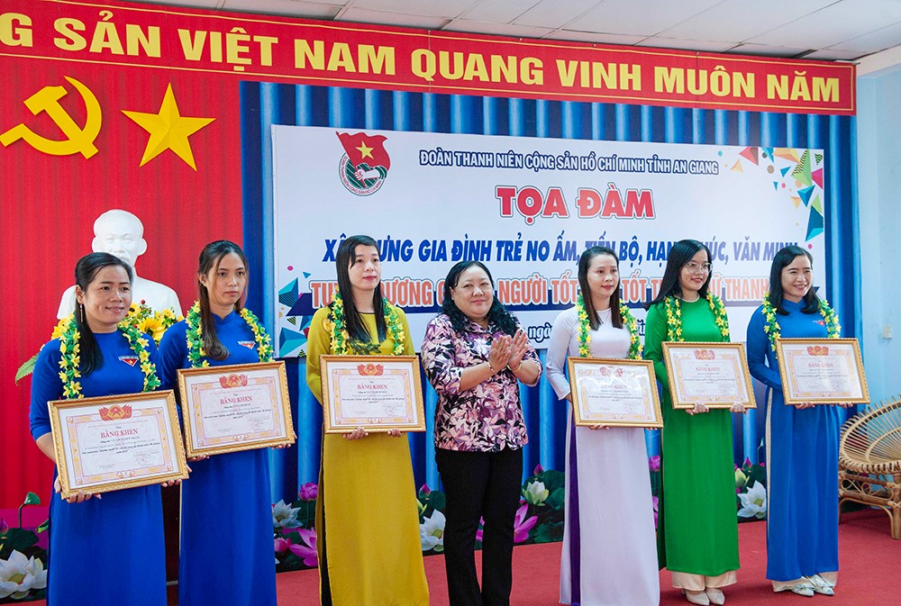 Tuyen-duong-nu-thanh-nien-1.jpg