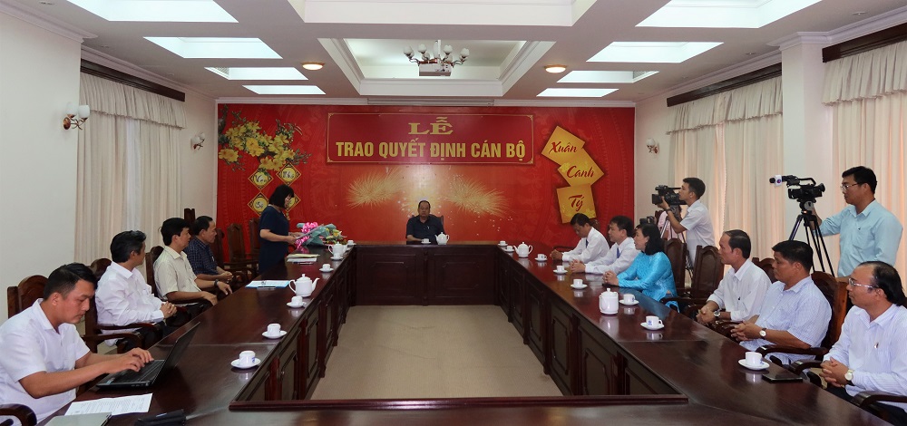 UB-trao-quyet-dinh-1.jpg