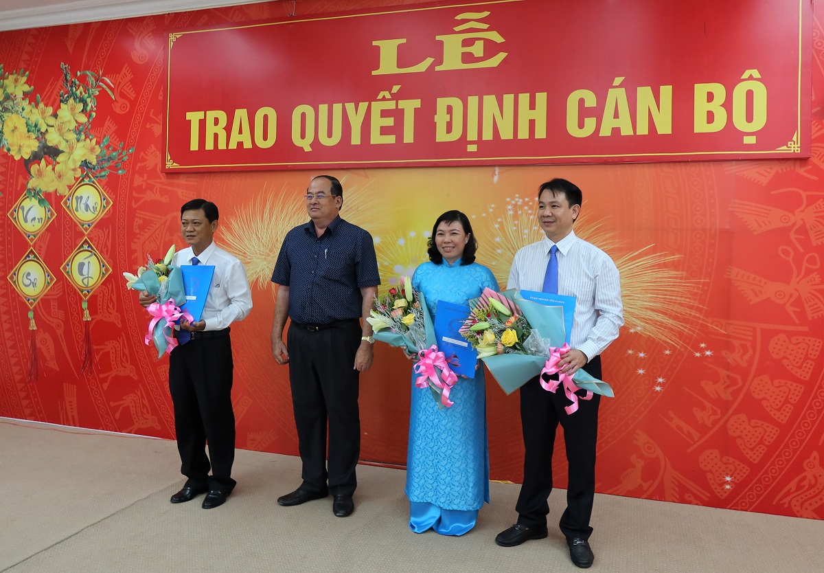 UB-trao-quyet-dinh-3.jpg