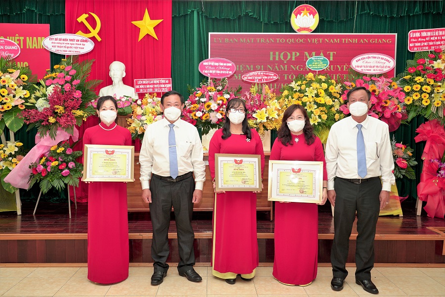 UBMT-tinh-hopmat-truyenthong-2.jpg