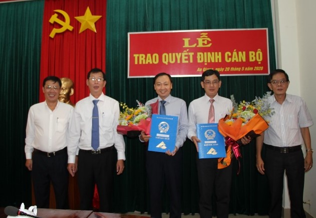 UBND-tinh-trao-quyet-dinh-3.jpg